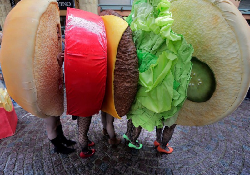 Farsangi jelmez ötlet: öltözz hamburgernek a haverokkal