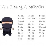 Kis fekete ninja felugrik a betűk mellett
