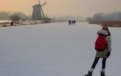 Hollandiában így járnak suliba télen a gyerekek