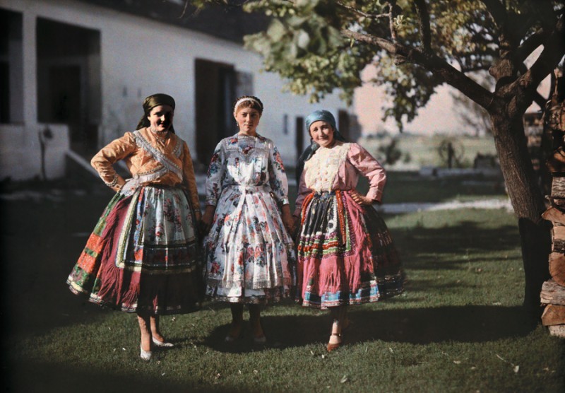 A nap képe: 3 tradicionális ruhát viselő parasztlány 1930-ból (katt a többiért)