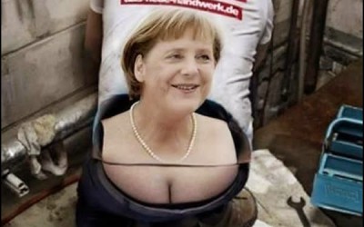 Angela Merkel és a kőműves dekoltázs